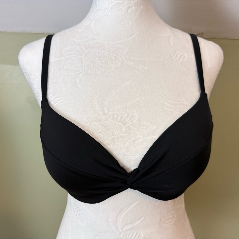 Victoria’s Secret Twist Front Push-Up Bikini Top NWT